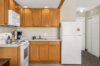 Ground Floor Fireplace Studio - Ocean View & Beach Access - Pool and Hot Tub - 3