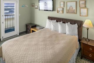 Ground Floor Fireplace Studio - Ocean View & Beach Access - Pool and Hot Tub - 7