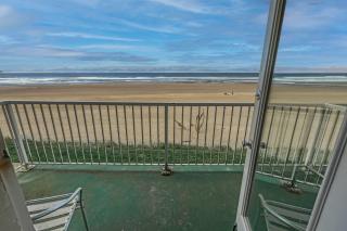 Oceanfront Suite - Sleeps Six - Pool & Hot Tub - 7