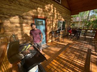 Riverfront, Authentic, Luxury Log Cabin-Black Bear - 8