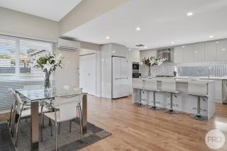 LUXURY PET-FRIENDLY's BENDIGO ACCOMMODATION 4 BEDROOM 2 BATHROOMS ENTIRE HOME WALK TO BENDIGO CBD LAKE EASTER FESTIVAL Bendigo Regional Tennis Centre BRTC Central Deborah Gold Mine Bendigo Art Gallery Golden Dragon Museum Rosalind Park The Great Stupa - 0