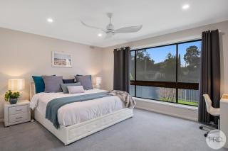 LUXURY PET-FRIENDLY's BENDIGO ACCOMMODATION 4 BEDROOM 2 BATHROOMS ENTIRE HOME WALK TO BENDIGO CBD LAKE EASTER FESTIVAL Bendigo Regional Tennis Centre BRTC Central Deborah Gold Mine Bendigo Art Gallery Golden Dragon Museum Rosalind Park The Great Stupa - 3