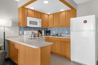 Top Floor Ocean View Suite - Sleeps Six - Pool & Hot Tub Access - 9