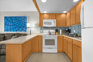 Top Floor Ocean View Suite - Sleeps Six - Pool & Hot Tub Access - 2