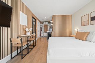 Cozy Creek Den - Studio w Hot Tub and Pool - 1