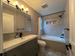 Chic Ossington Escape 3BR w Patio in Downtown - 6