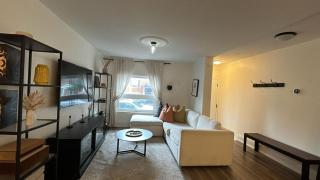 Chic Ossington Escape 3BR w Patio in Downtown - 2