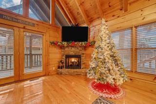 Family holiday cabin with festive décor, hot tub, and game room near Dollywood, Fast WiFi - Pigeon Forge - 0