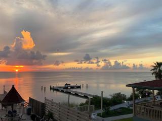 Amazing Bay View, Boat docks, and easy walk to the Beach - 2