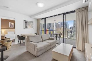 Stylish Brisbane Stay with Pool and Gym Access - 0