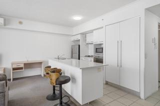 Stylish Brisbane Stay with Pool and Gym Access - Brisbane - 7