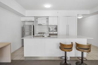 Stylish Brisbane Stay with Pool and Gym Access - Brisbane - 3