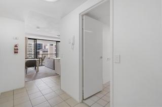 Stylish Brisbane Stay with Pool and Gym Access - Brisbane - 4