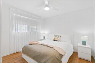 Coastline Tranquility Renovated Elevated Apartment - 4