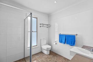 Sunlit Pool Your Holiday Centrepiece - 8