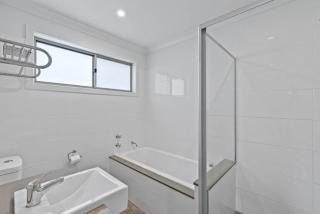 Sunlit Pool Your Holiday Centrepiece - 3