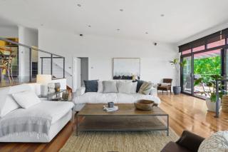 Hilltop Hideaway Family Escape - 8