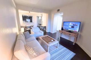 Extra Large Full Service Apt Near UCLA with Garden Views - Glendon - 0