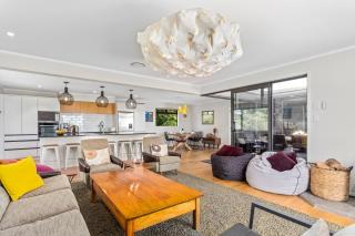 Hihi O Te Ra - Waterfront Waiotahe Holiday Home - 1