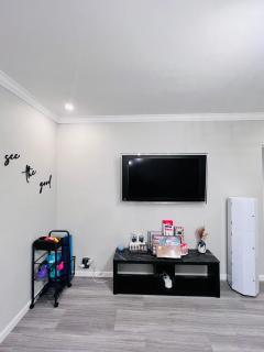 Pasadena Charming Vacation Home with Hot Jacuzzi - 2