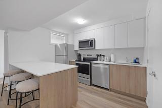 Bright 2-Bedroom Bloordale Getaway Sleeps 6 - 8