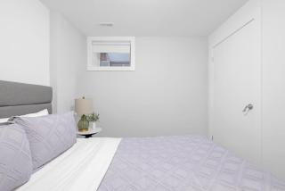 Bright 2-Bedroom Bloordale Getaway Sleeps 6 - 5