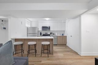 Bright 2-Bedroom Bloordale Getaway Sleeps 6 - 4