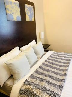 Opulent Suites 412 - 8