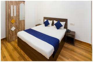 Chaitanya Vihar, Meraden NV Residency near Prem Temple and Bankey Bihari Temple and Premanand Maharaj - Free Wi-Fi -Parking and Restaurant Facilities - Fully Air conditioning Luxuary Room - 5