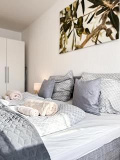 Ferienwohnung in der Stadt mit kostenfreier Tiefgarage bis 1,50m Fahrzeughöhe - 2 Doppelbetten, Küche, Bad - 3