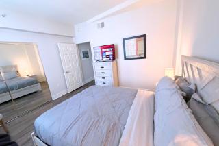 Stylish 2 Bed 2.5 Bath Condo Near Beverly Hills. - 2