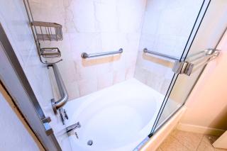 Stylish 2 Bed 2.5 Bath Condo Near Beverly Hills. - 4