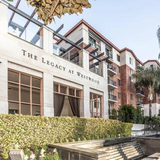 Stylish 2 Bed 2.5 Bath Condo Near Beverly Hills. - 9