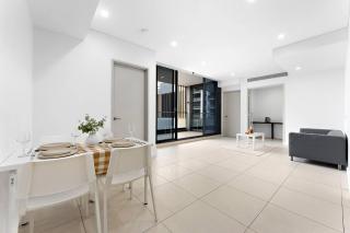 Stylish 2BR - Close to Station & 5 Mins to Airport - 8