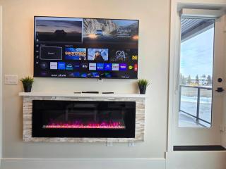 Family Stylish 2BR Condo with City View, DT, Balcony, Free Parking & In-Suite Laundry! - 8