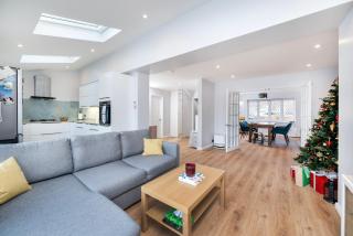 Tranquil 3-Bed Home with Garden View & Parking - 9