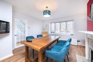 Tranquil 3-Bed Home with Garden View & Parking - 2