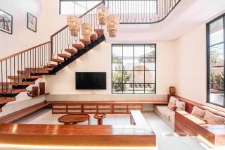 Chic 4-Br Villa in Central Seminyak, Beach 5 mins - 5