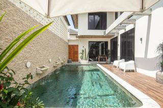 Chic 4-Br Villa in Central Seminyak, Beach 5 mins - 8