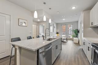 Modern 2BR Poolside Patio Suite in North Austin - 9