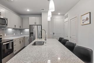 Modern 2BR Poolside Patio Suite in North Austin - 7