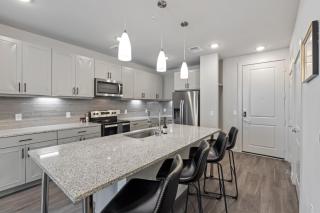 Modern 2BR Poolside Patio Suite in North Austin - 6