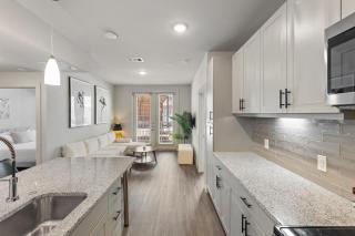 Modern 2BR Poolside Patio Suite in North Austin - 3