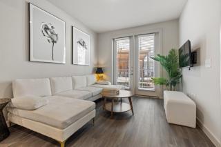 Modern 2BR Poolside Patio Suite in North Austin - 1