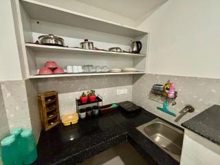 Cozy Airport Studio 10 mins from IGI & Aerocity - 9