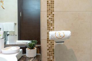 Modern 1BR Oasis with Balcony & Full Kitchen - 4