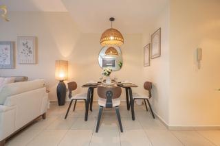 Modern 1BR Oasis with Balcony & Full Kitchen - 2