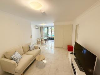 Leafy Glebe Escape, Poolside, Walk to Uni & CBD - 4