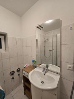 City-Close - King Bed & Free Garage - 9