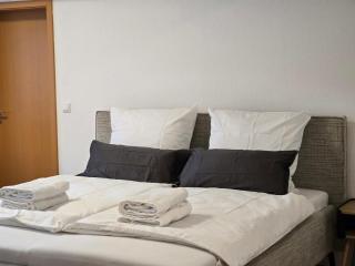 City-Close - King Bed & Free Garage - 3